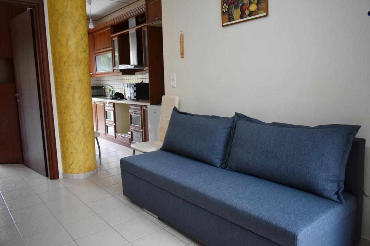 Petit House Under The Rocks Apartment กาลัมปากา ภายนอก รูปภาพ