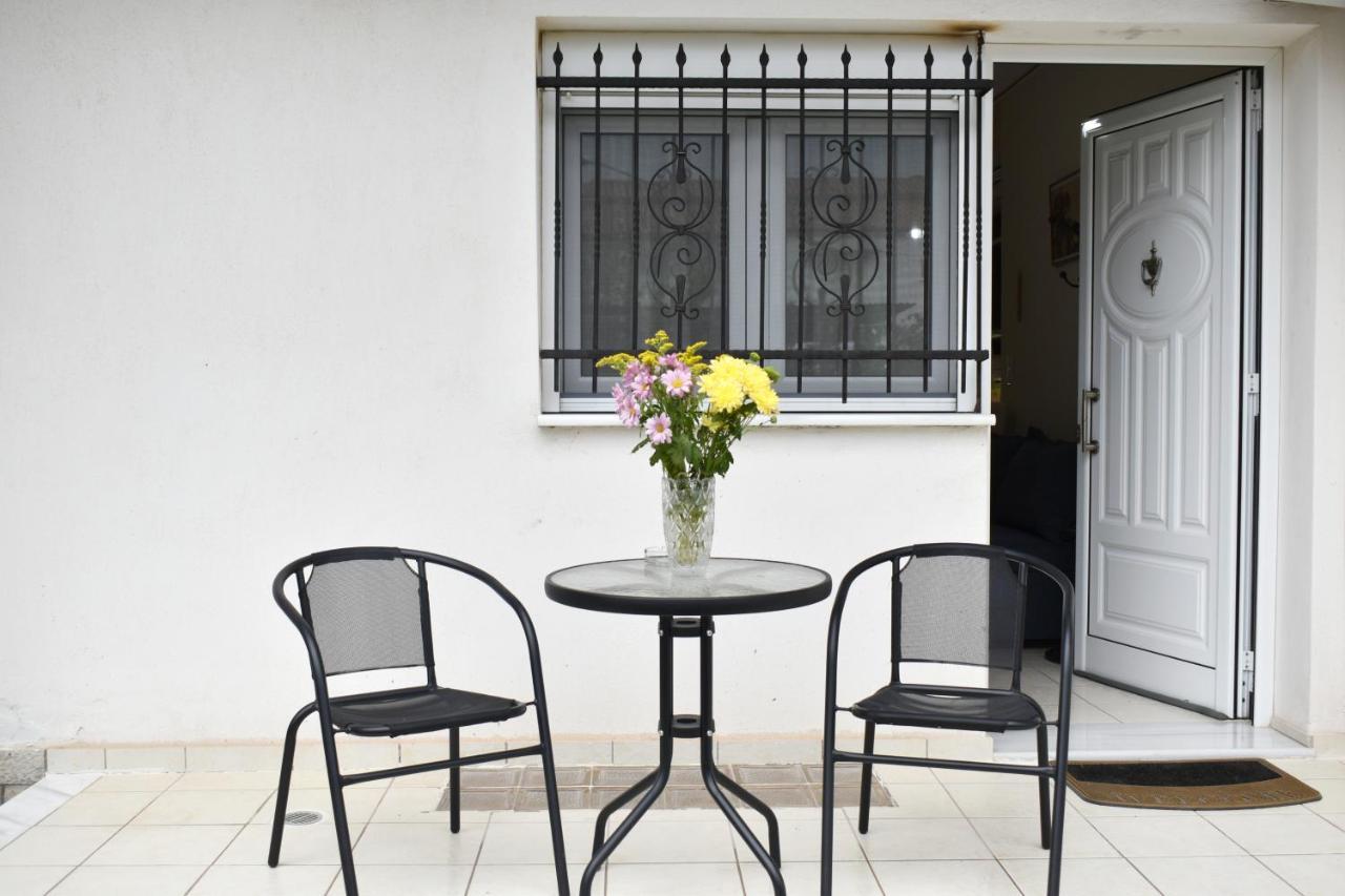 Petit House Under The Rocks Apartment กาลัมปากา ภายนอก รูปภาพ