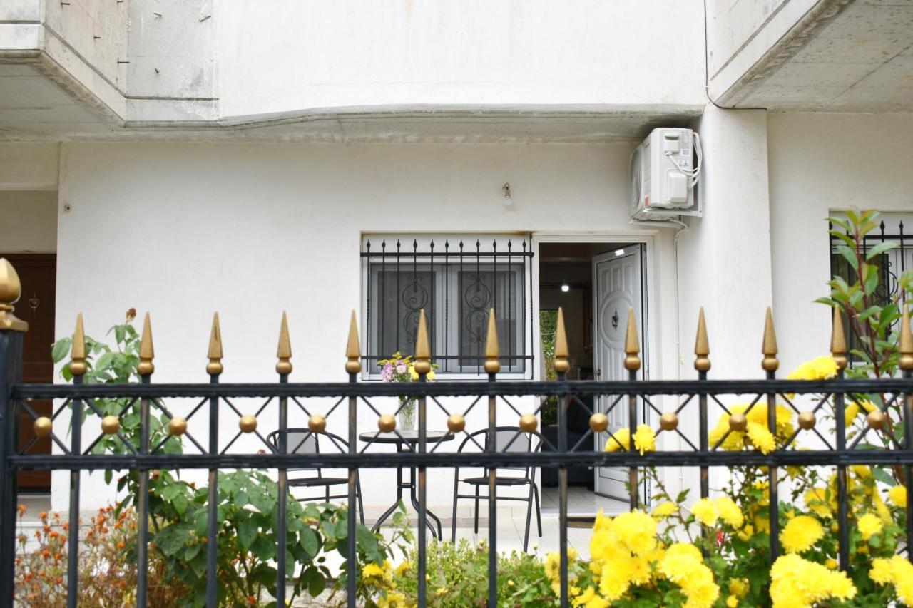 Petit House Under The Rocks Apartment กาลัมปากา ภายนอก รูปภาพ