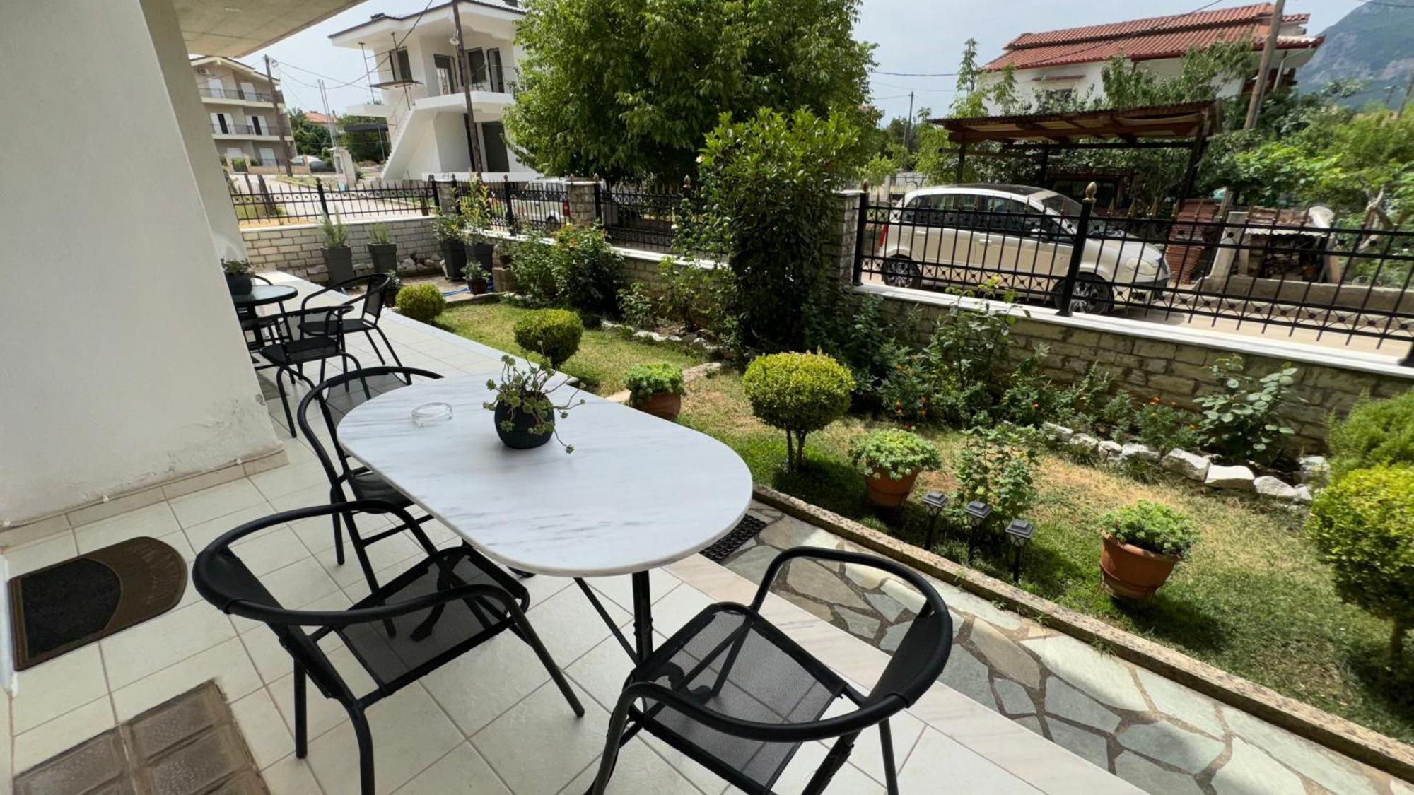 Petit House Under The Rocks Apartment กาลัมปากา ภายนอก รูปภาพ