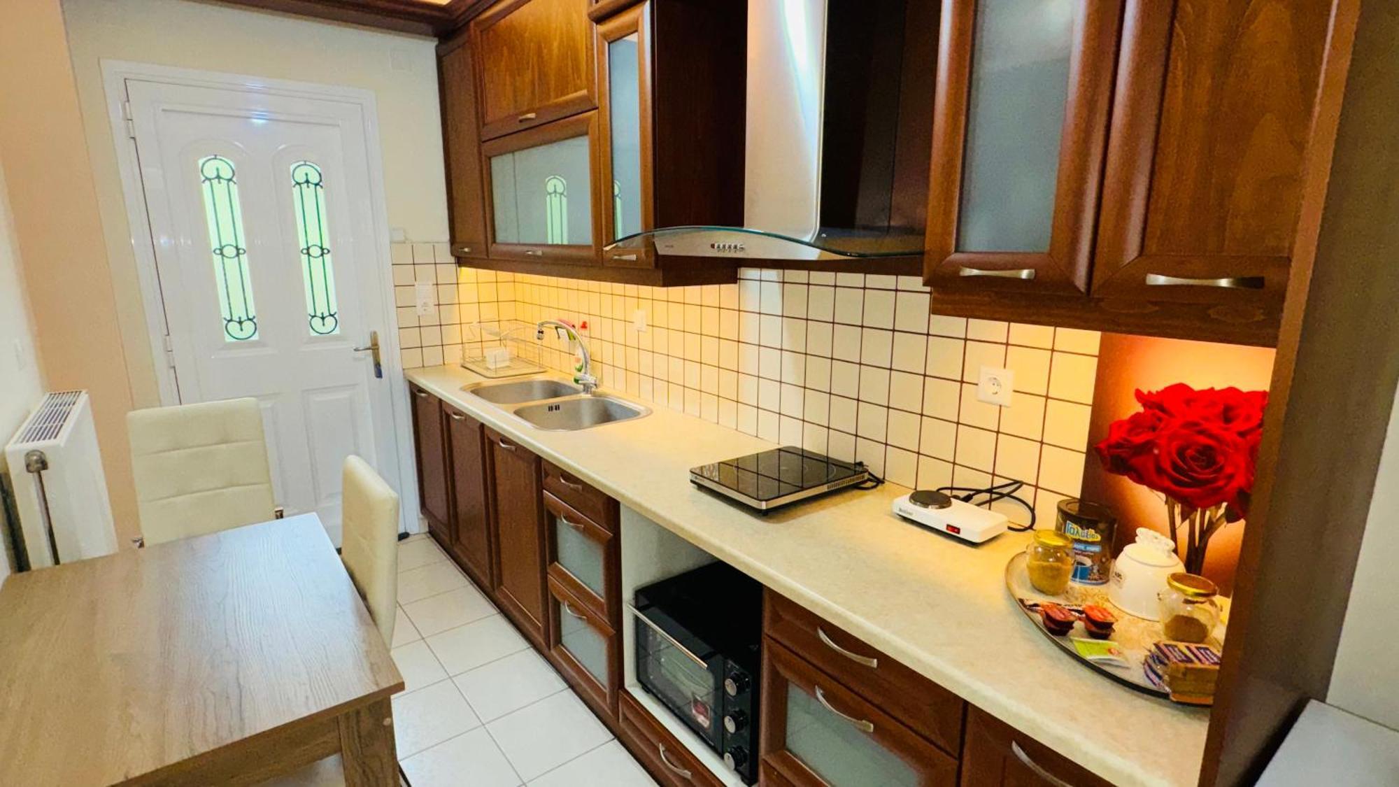 Petit House Under The Rocks Apartment กาลัมปากา ภายนอก รูปภาพ