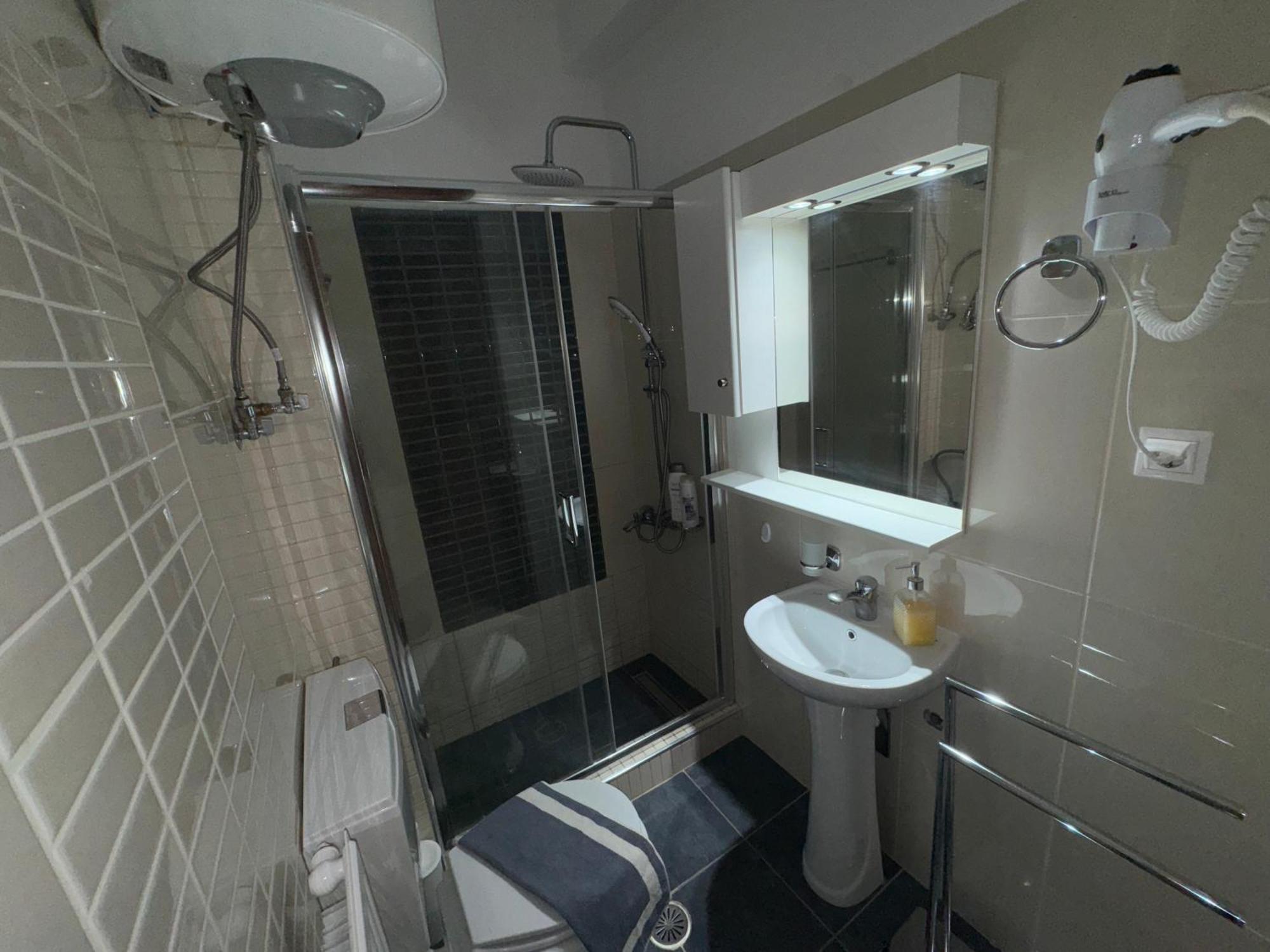 Petit House Under The Rocks Apartment กาลัมปากา ภายนอก รูปภาพ
