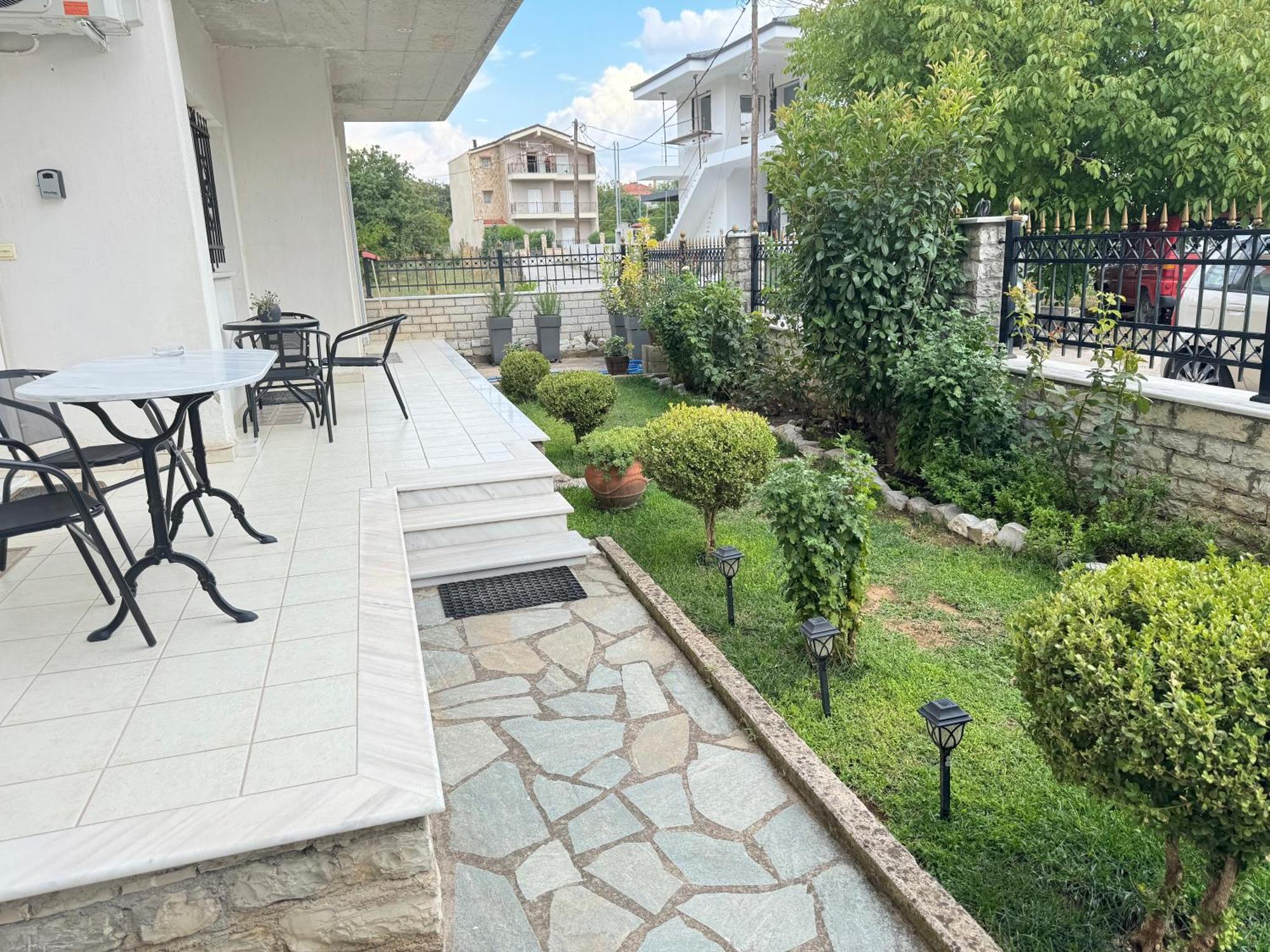 Petit House Under The Rocks Apartment กาลัมปากา ภายนอก รูปภาพ
